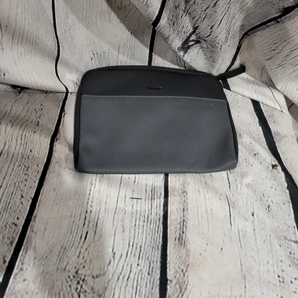 TUMI FOR DELTA ZIPPER TOILETRIES CASE IN TWO TONE GRAY WITH SILVER LOGO
